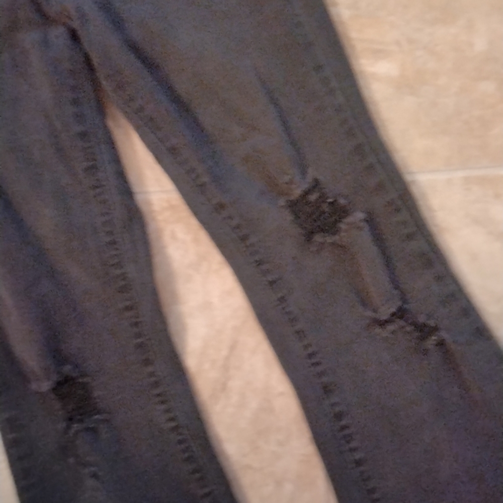 Almost Famous Ripped Jeans. Size 1 - Picture 4 of 6